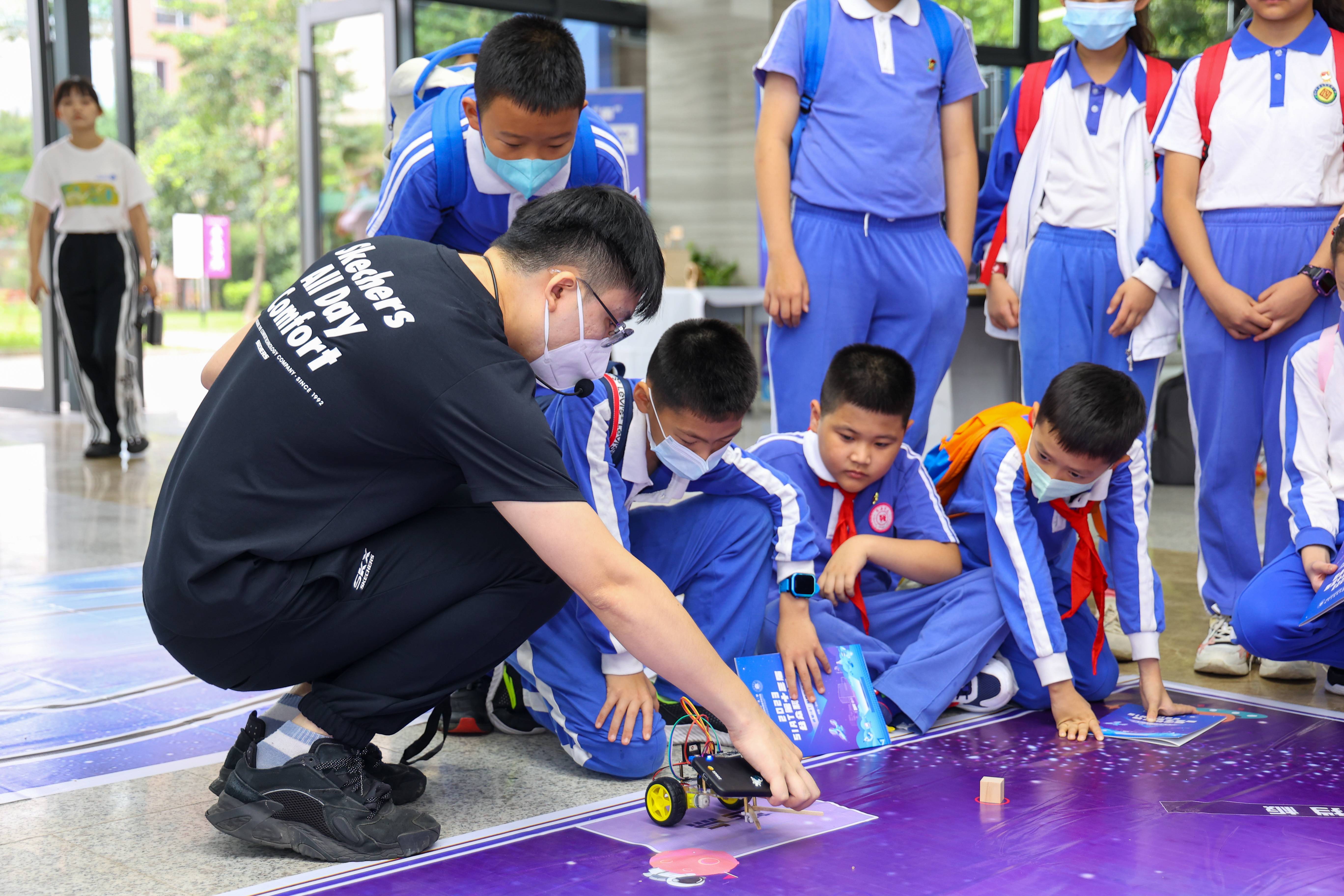深圳中小学生实地观看科学展品(1).jpg